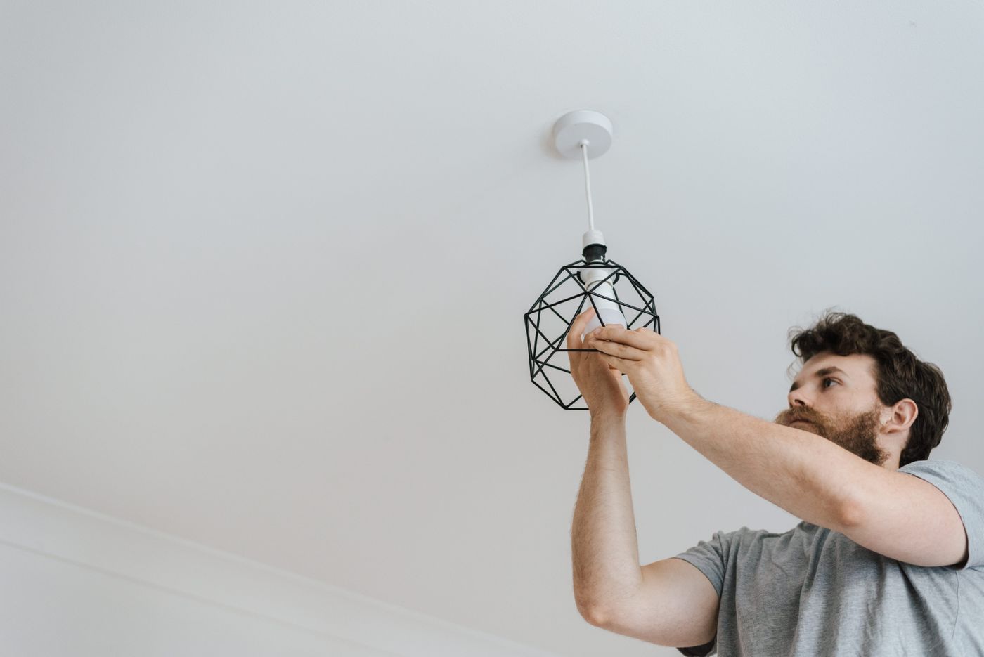 Profesional instalando una lámpara en un piso luminoso