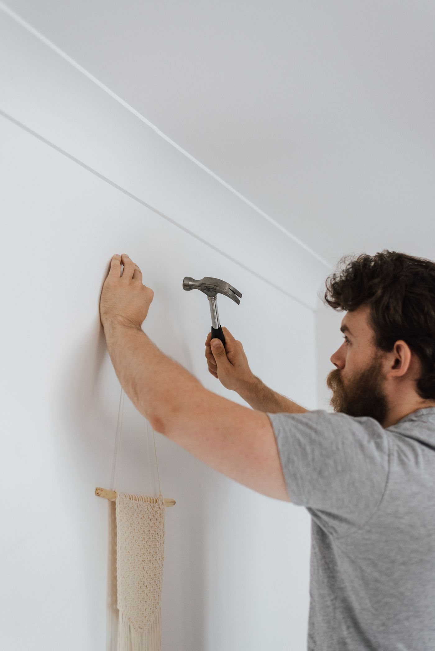 Profesional trabajando en una pared
