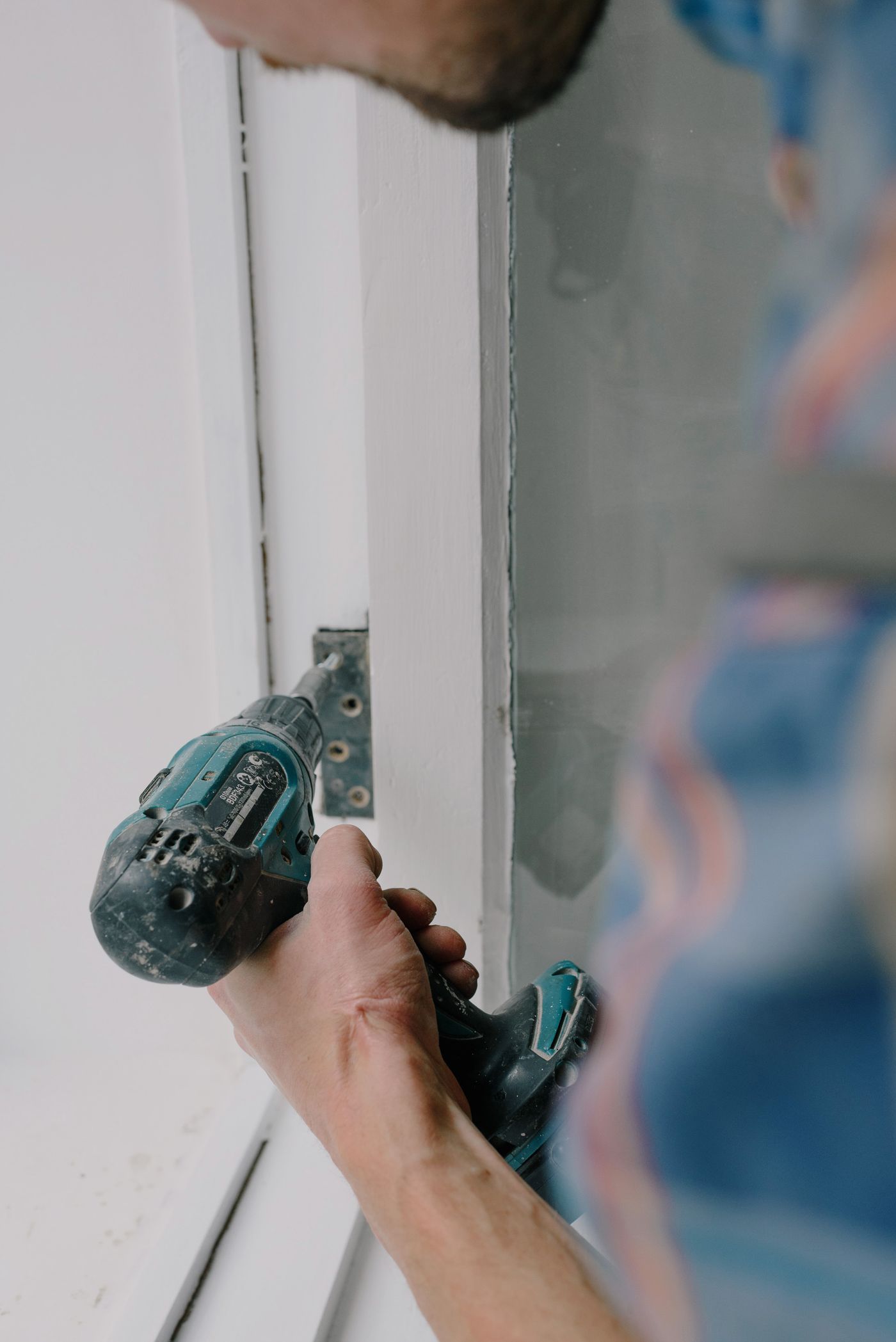 Profesional instalando una ventana