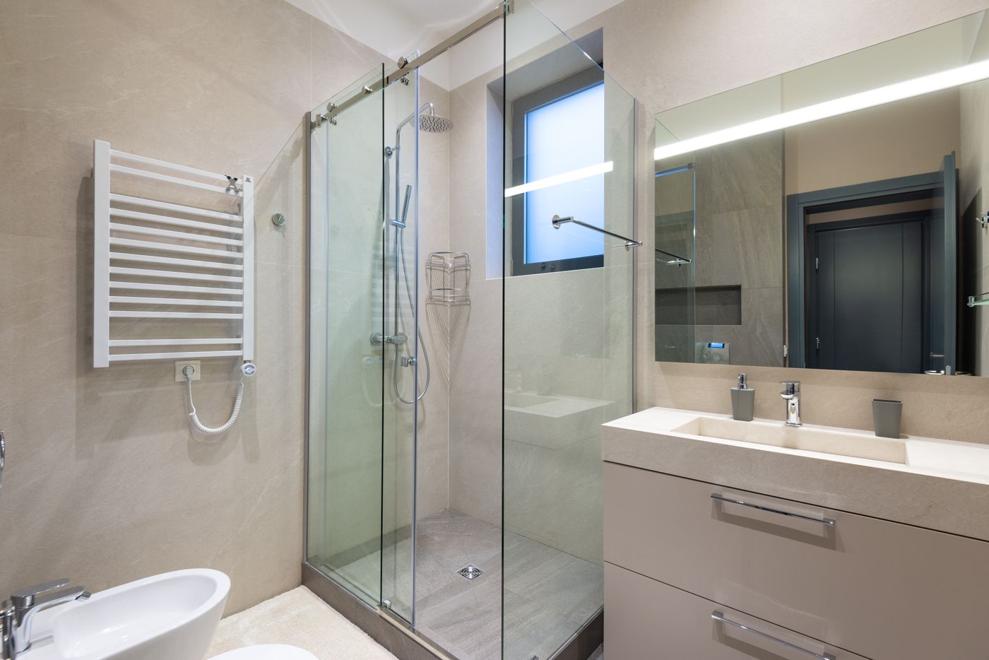 Baño reformado con ducha de cristal